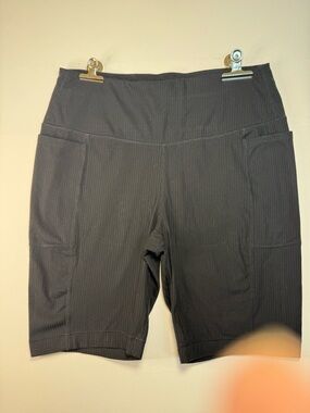 Mondetta Black Ribbed High-Rise Bike Shorts with Side Pockets